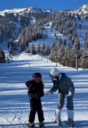 En algunas instantáneas se observa a Kardashian acompañada de sus hijos y disfrutando del frío clima 
<b>en la nieve</b>.