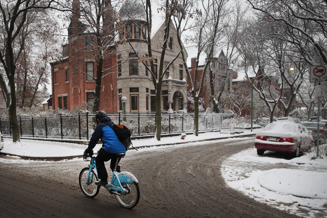 Al quitar la nieve, los residentes deben aclarar un camino de al menos 5 pies de ancho en todas las aceras que corresponden a su propiedad, incluyendo las banquetas.