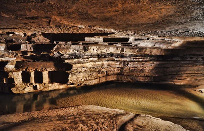 Rescatan a 19 personas atrapadas en una cueva en Kentucky