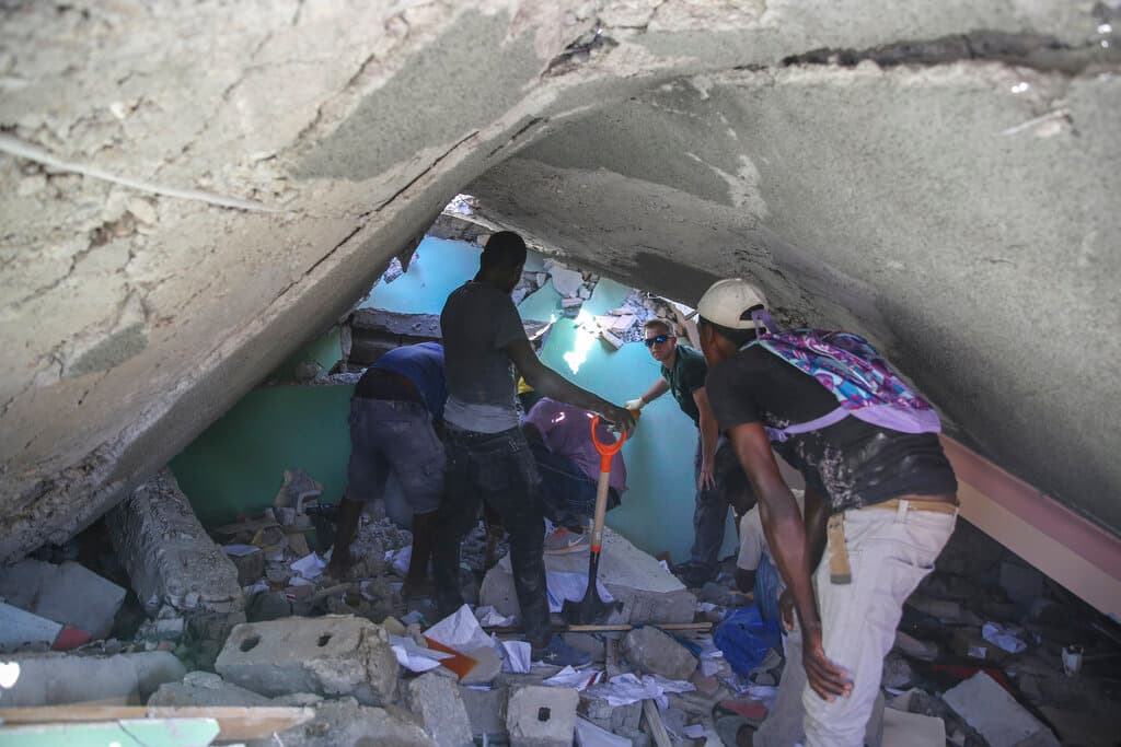 "Ven a salvarme, estoy bajo el cemento": sobrevivientes narran la tragedia del terremoto en Haití