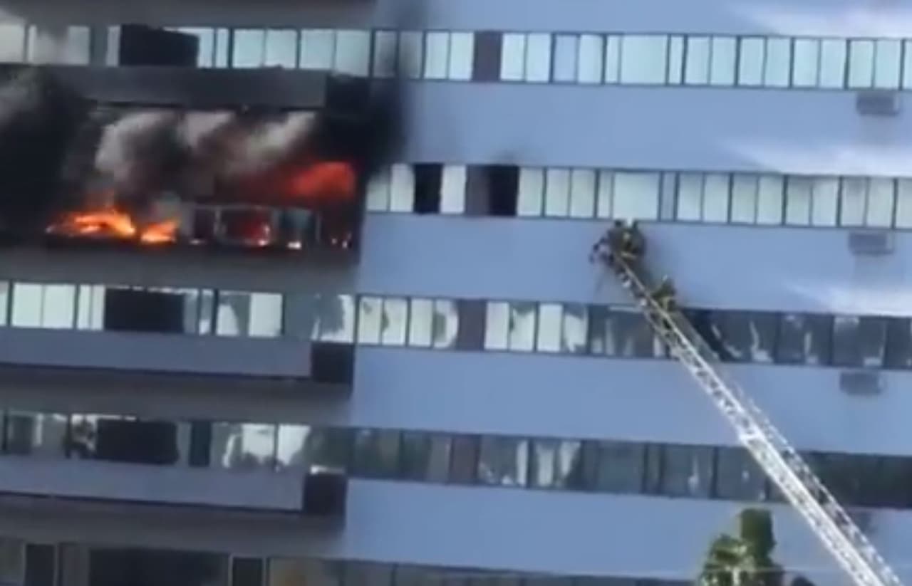Mientras en los pisos bajos se vio a bomberos entrar a las unidades por las ventanas.