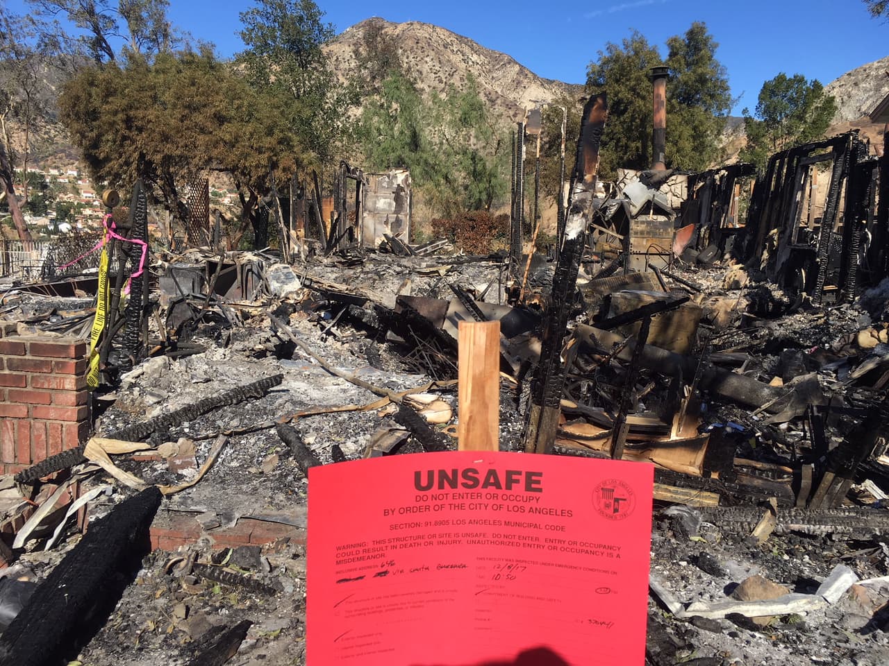 En el área de Sylmar/Sunland unas 2,500 estructuras estuvieron amenazadas por el fuego y 100,000 personas fueron evacuadas desde la madrugada del 5 de diciembre. Casi 3,000 bomberos han participado de la contención de ese incendio.