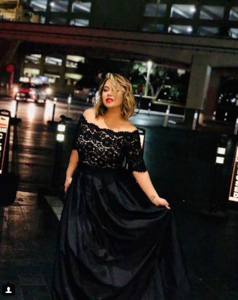 Así es, la cantante Chiquis Rivera asistió al mismo evento con un vestido muy parecido al de la autora del súper hit 'Despacito'.