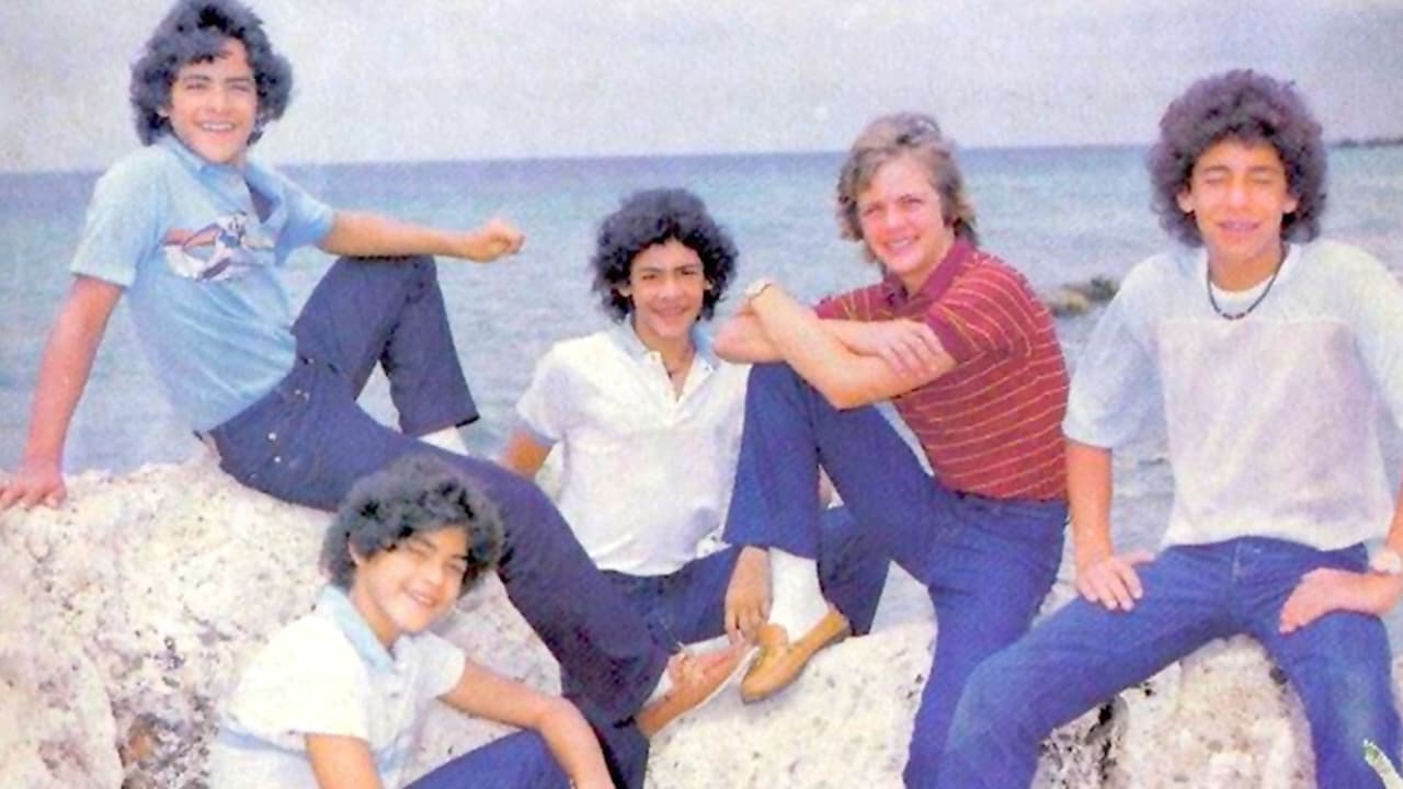 En el documental de HBO
<b> 'Menudo: Forever Young'</b>,
<b> exintegrantes del grupo Menudo </b>alegan
<b> </b>que fueron
<b> víctimas de explotación laboral</b> y de malos tratos, pero ninguno con un testimonio como el de Roy Rosselló, quien 
<b>cuando estuvo en el grupo</b> 
<b>escribía su apellido con una sola s (Roselló).</b>
<br>Algunos, como 
<b><a href="https://www.univision.com/shows/despierta-america/johnny-lozada-pide-no-asustarse-y-aclara-por-que-hay-que-ver-el-documental-de-menudo-video" target="_blank">Johnny Lozada (al centro en la foto) reiteraron</a></b>
<a href="https://www.univision.com/shows/despierta-america/johnny-lozada-pide-no-asustarse-y-aclara-por-que-hay-que-ver-el-documental-de-menudo-video" target="_blank"> <b>que no vivieron estos abusos</b>:</a> "Discúlpenme, pero lo que ustedes vivieron, yo no lo viví".
<br>Y es que Menudo
<b> tuvo distintas épocas</b> y, al principio, 
<b>madres como la de Lozada acompañaban a los menores</b> en sus viajes.