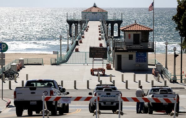 La policía de Manhattan Beach bloqueó el paso de autos y personas a sus áreas en un esfuerzo por frenar aglomeraciones que impiden el cumplimiento de los 6 pies de distancia entra cada persona.
<br>