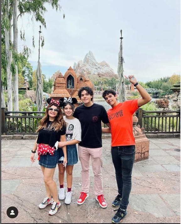 Itatí Cantoral de viaje con sus hijos