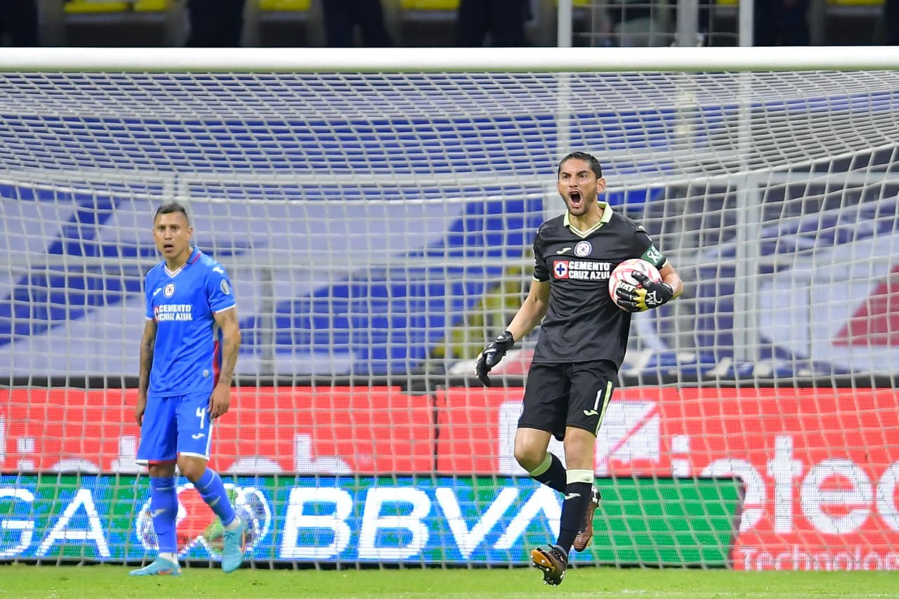 Cruz Azul asegura jugar la repesca en casa al derrotar a Chivas 2-1.
