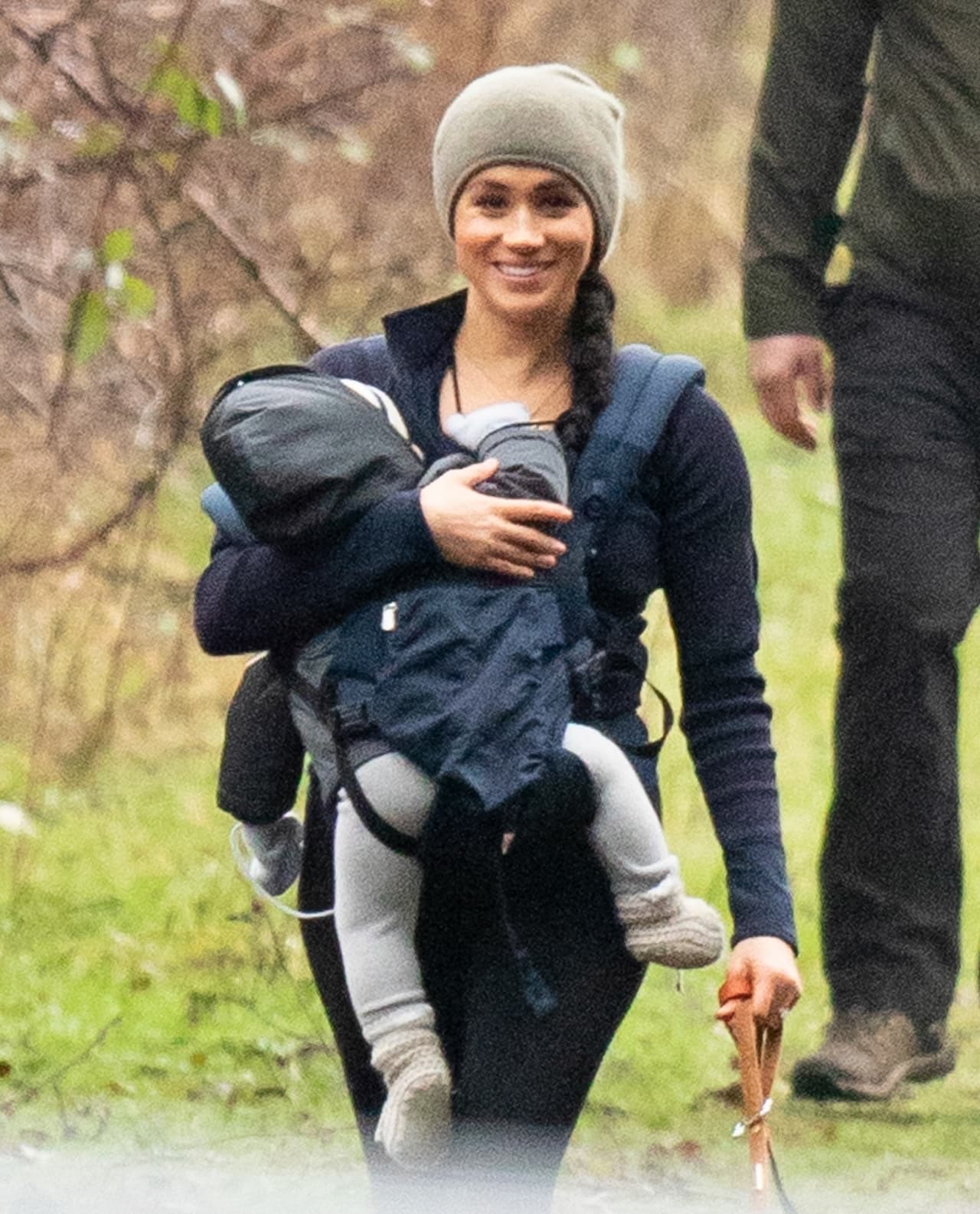 La semana pasada, Meghan Markle fue fotografiada un par de veces, en la que sería su nueva vida fuera de la realeza británica. 
<b><a href="https://www.univision.com/famosos/meghan-markle-retoma-el-control-de-su-vida-y-le-sonrie-a-los-paparazzi-en-canada-fotos" target="_blank">La duquesa de Sussex fue vista en el aeropuerto de Victoria, mientras esperaba la llegada de una amiga</a></b>
<a href="https://www.univision.com/famosos/meghan-markle-retoma-el-control-de-su-vida-y-le-sonrie-a-los-paparazzi-en-canada-fotos" target="_blank">,</a> y 
<b><a href="https://www.univision.com/shows/el-gordo-y-la-flaca/en-video-estas-son-las-imagenes-por-las-que-meghan-markle-y-el-principe-harry-amenazaron-con-demandar-video" target="_blank">mientras paseaba a sus perros en un parque local</a>,</b> con el pequeño Archie en brazos.