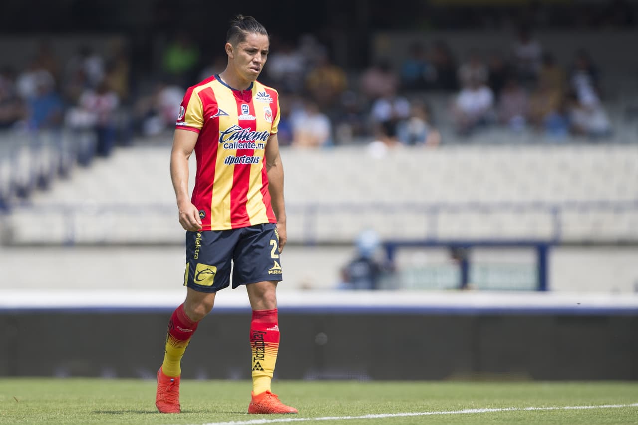 En el minuto 83 Efraín Velarde vio la tarjeta roja, dejando a Monarcas con 10 hombres para la recta final del partido.