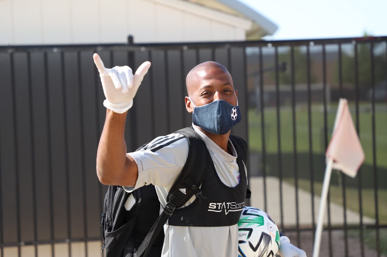 Los jugadores de FC Dallas llegan al entrenamiento.