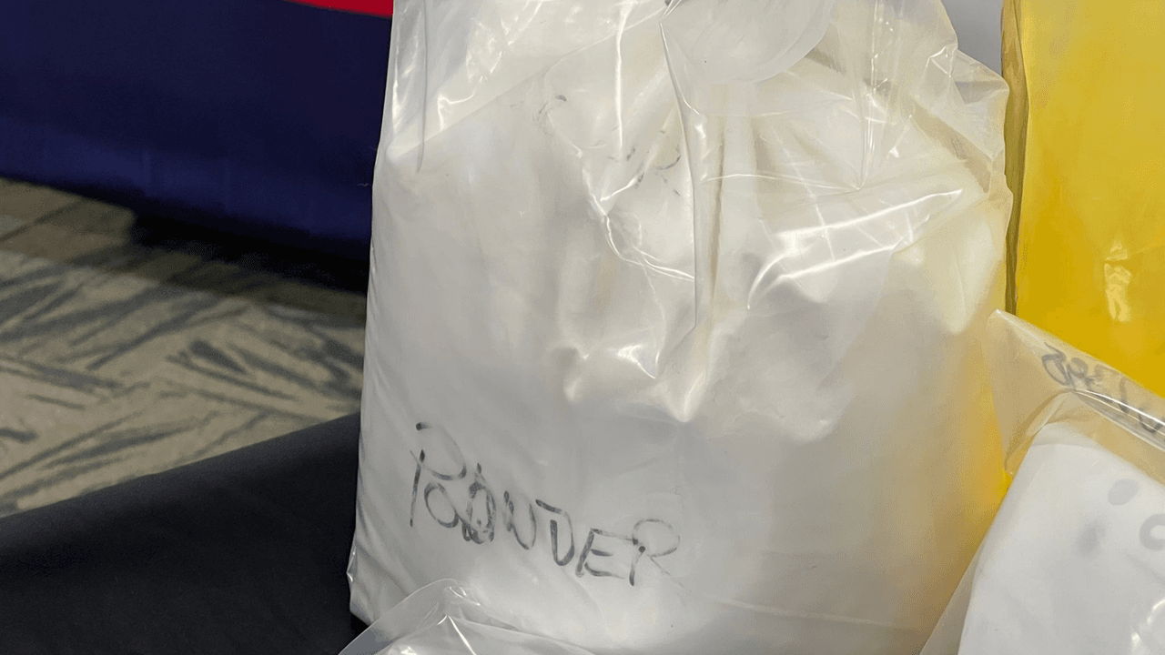 Las autoridades confiscaron 18.6 gramos de posible fentanilo, lo cual es suficiente para “matar a 9,300 personas”, dijo JT Manoushagian, Jefe de la Policía de Lake Worth. También hallaron posibles anfetaminas, con 3.39 kilogramos decomisados en la forma de polvo, roca y pastillas caseras.