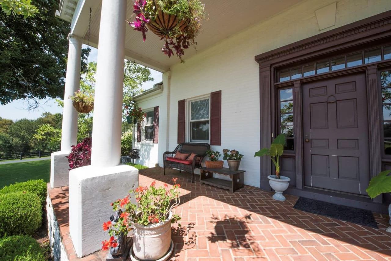 Además de la casa, la propiedad tiene dos enormes graneros y 12 establos con bebederos automáticos.