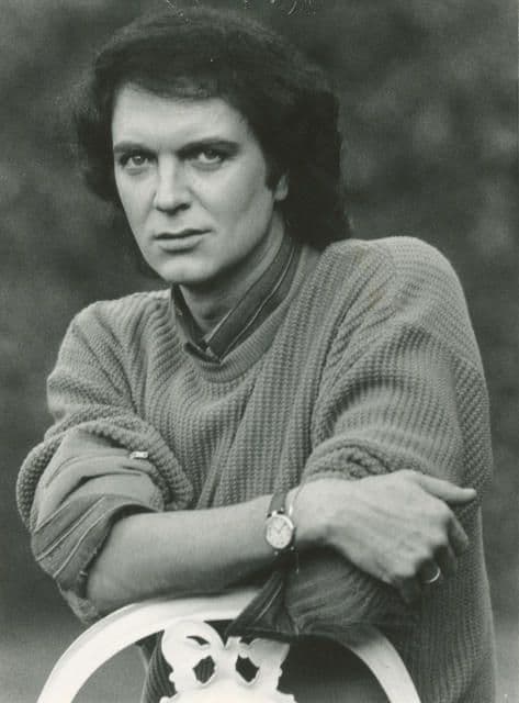 Los movimientos de sus brazos al cantar eran más intensos y hasta en las fotografías a veces se dejaba ver histriónico.