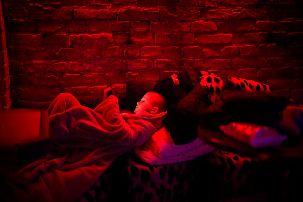 Un niño de 6 años juega con una tableta mientras se resguarda en un refugio aéreo en Kiev. El metro de la capital se ha convertido en una zona de resguardo de miles de civiles ante el temor de bombardeos de las fuerzas rusas que se acercan a la ciudad.
<br>.