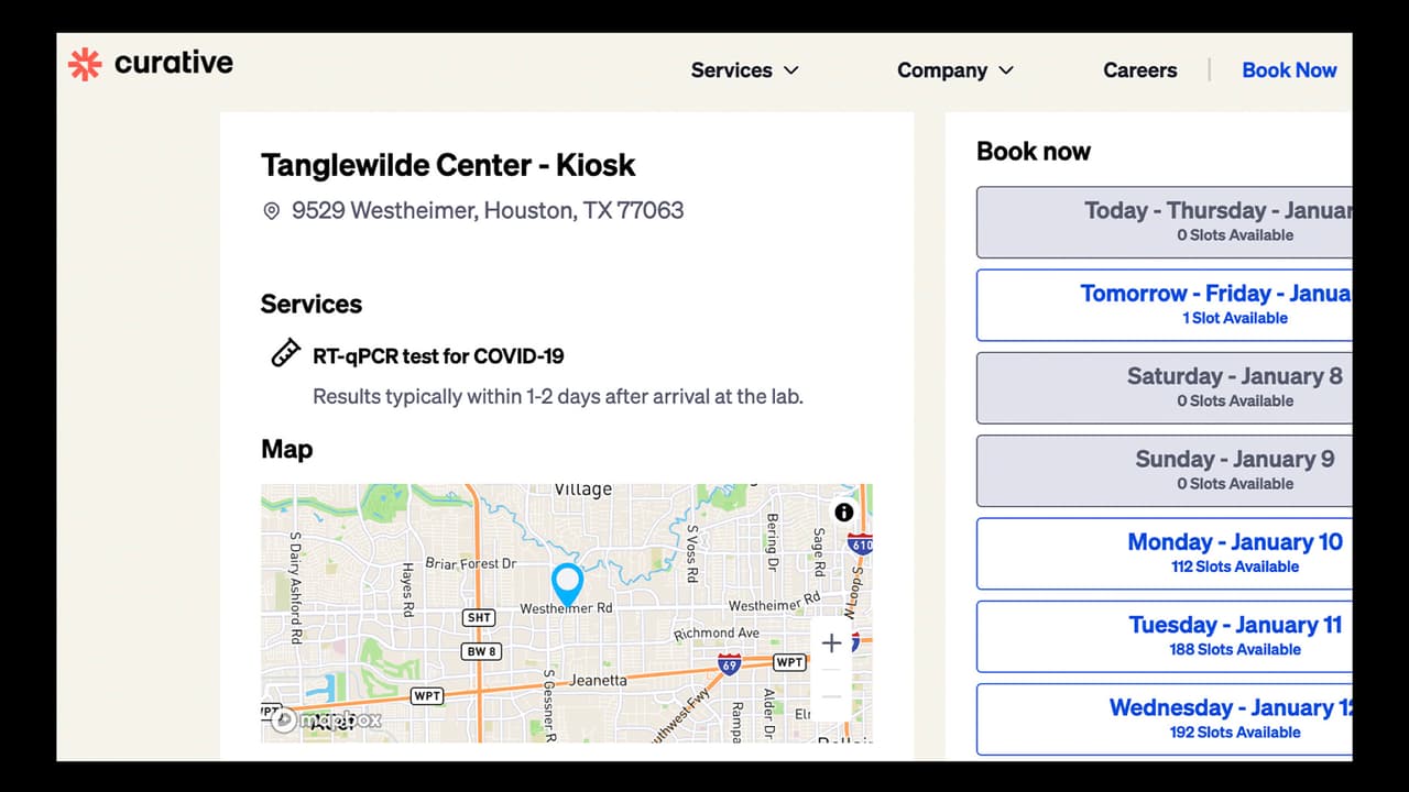 Tambien en los sitios de ‘Curative’ podemos presentarnos en persona sin previa cita haciendo fila para que nos atienda, y hay que escanear un código QR que tienen para llenar un formulario.
