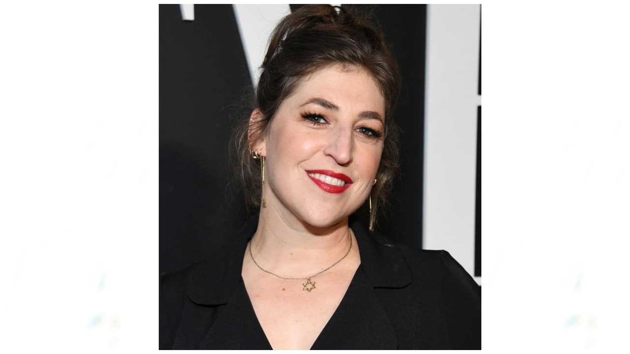 Mayim Bialik estuvo casada durante 10 años con Michael Stone, con quien tuvo dos hijos: Miles y Frederick Stone. 
<br>