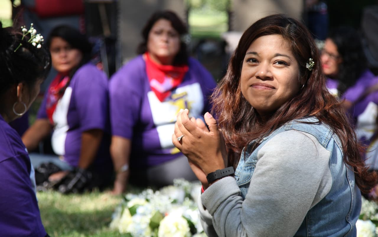 Víctimas hispanas de violaciones en el trabajo celebran una victoria contra los acosadores