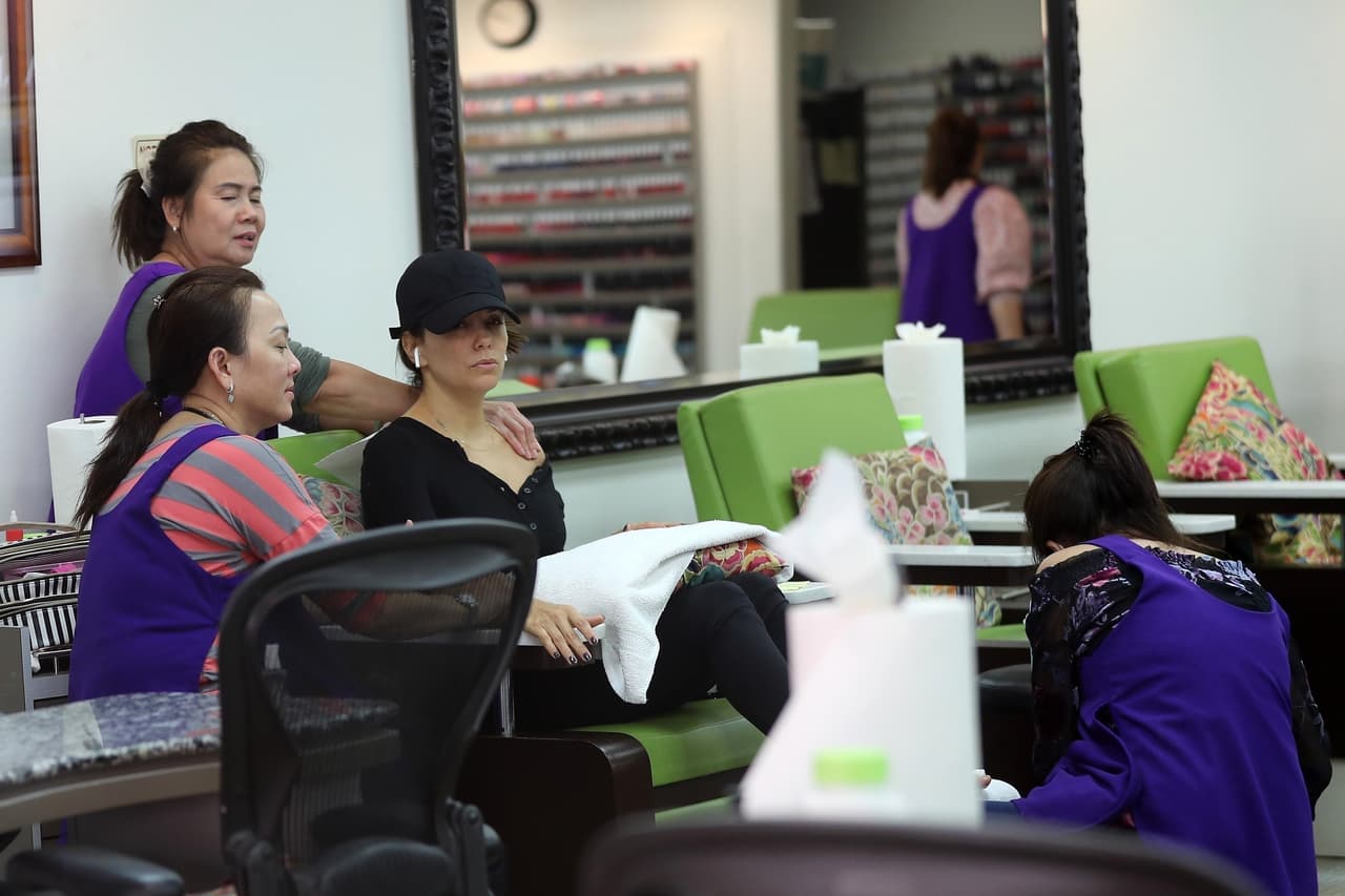 'Grand hotel', basada en la exitosa serie española, contó también con las actuaciones de los latinos Demián Bichir y Roselyn Sánchez. Los personajes principales fueron encarnados por Denyse Tontz y
<b> </b>Lincoln Younes.