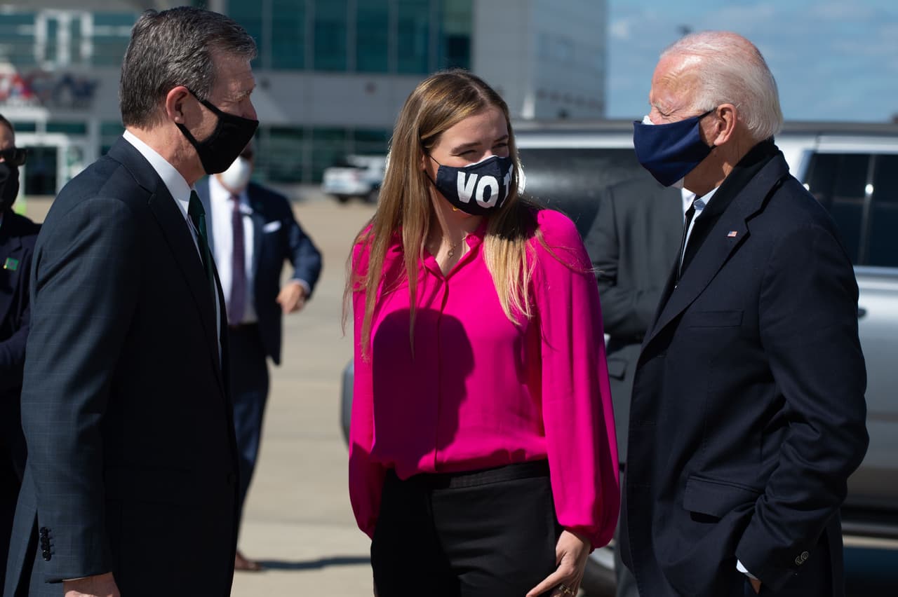 El gobernador Roy Cooper recibió a Biden en el Aeropuerto Internacional de Raleigh-Durham (RDU).