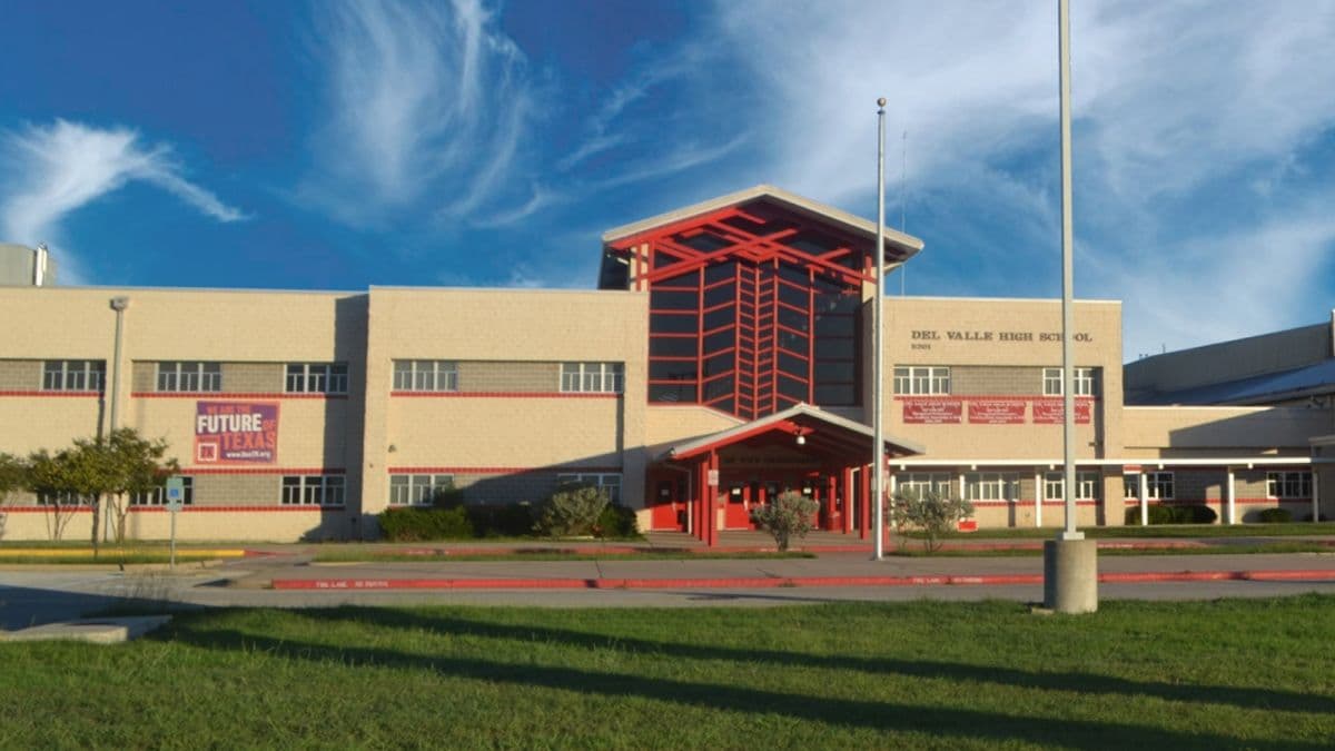 Arrestan estudiante en escuela superior de Del Valle ISD por traer un arma a clases