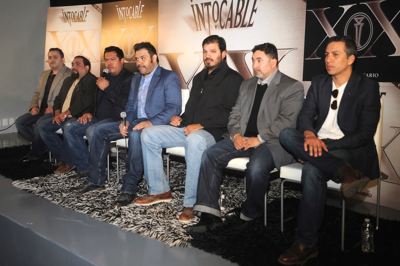 En 2011, Intocable hizo historia al ser la primera y hasta ahora la única agrupación en su género en cantar en el medio tiempo del partido de Dallas Cowboys vs. Washington Redskins en el afamado Estadio AT&T, hogar de los Dallas Cowboys.