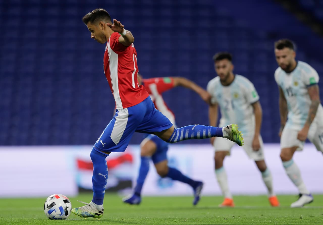 Con gol de Ángel Romero desde los 11 pasos, Paraguay consigue empatar frente a Argentina y salvan un importante punto.