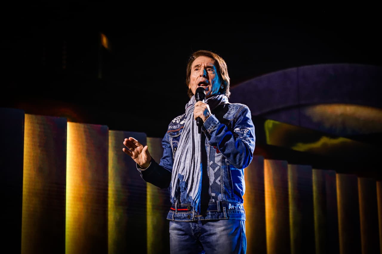 El "Monstruo de la Canción", Raphael, llegó con una pinta muy casual, pero sin olvidar de protegerse la garganta con una gruesa bufanda.