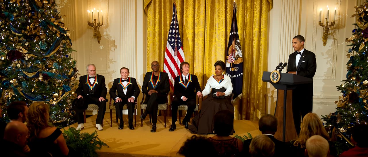<b>En la Casa Blanca con Paul McCartney.</b> En 2010, Oprah Winfrey fue homenajeada junto al ex Beattle Paul McCartney y otros artistas por el presidente Obama, en la 33ra celebración anual de las artes del Centro Kennedy, en Washington DC.