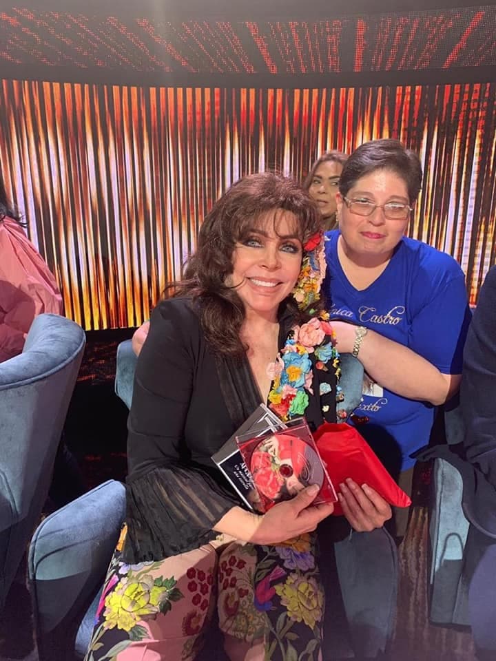 Además de los cupcakes para todos los jueces, Irma le llevó otro detalle a Verónica Castro: "Unos discos de obras pasadas, además de una compilación de varios saludos de amigos de ella, donde la felicitan por su trayectoria", detalle que la jueza agradeció.