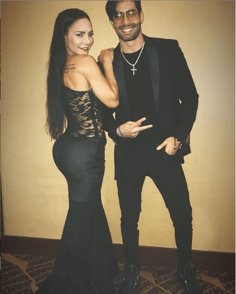 En agosto pasado, Vega aceptó que mantenía una relación abierta con el cantante cubano 
<b><a href="https://www.univision.com/famosos/lis-vega-admite-haber-sido-infiel-y-pide-no-juzgar-su-relacion-con-un-hombre-17-anos-menor-fotos">Rommy Ariosa</a></b>, 17 años menor que ella.