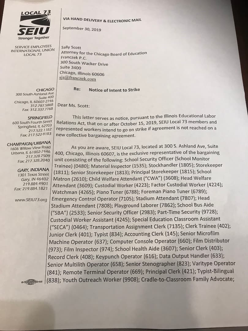 Trabajadores de CPS y del Distrito de Parques de Chicago, presentan cartas informando que están dispuestos a irse a huelga.
