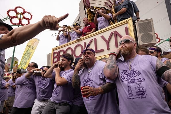 Una plataforma en la base de la torre sostiene una banda de músicos que tocan canciones folklóricas italianas y temas religiosos.