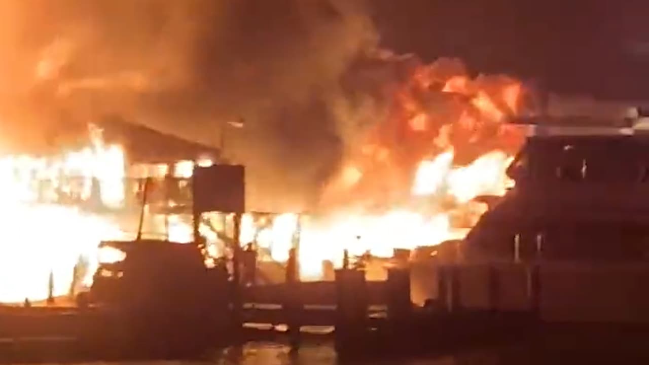 Video muestra el momento llamas consumen el puerto marino del rio Mystic en Connecticut
