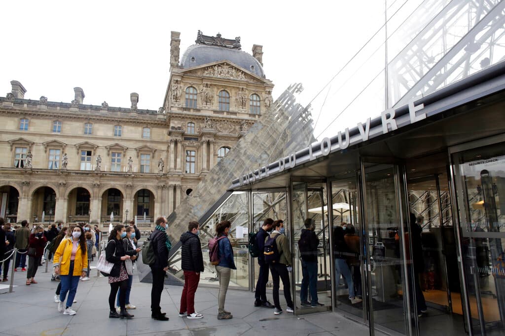 Personas en fila para entrar al famoso Museo del Louvre. Desde este miércoles, además de los cafés y restaurantes también reabren al público museos y salas de cine.