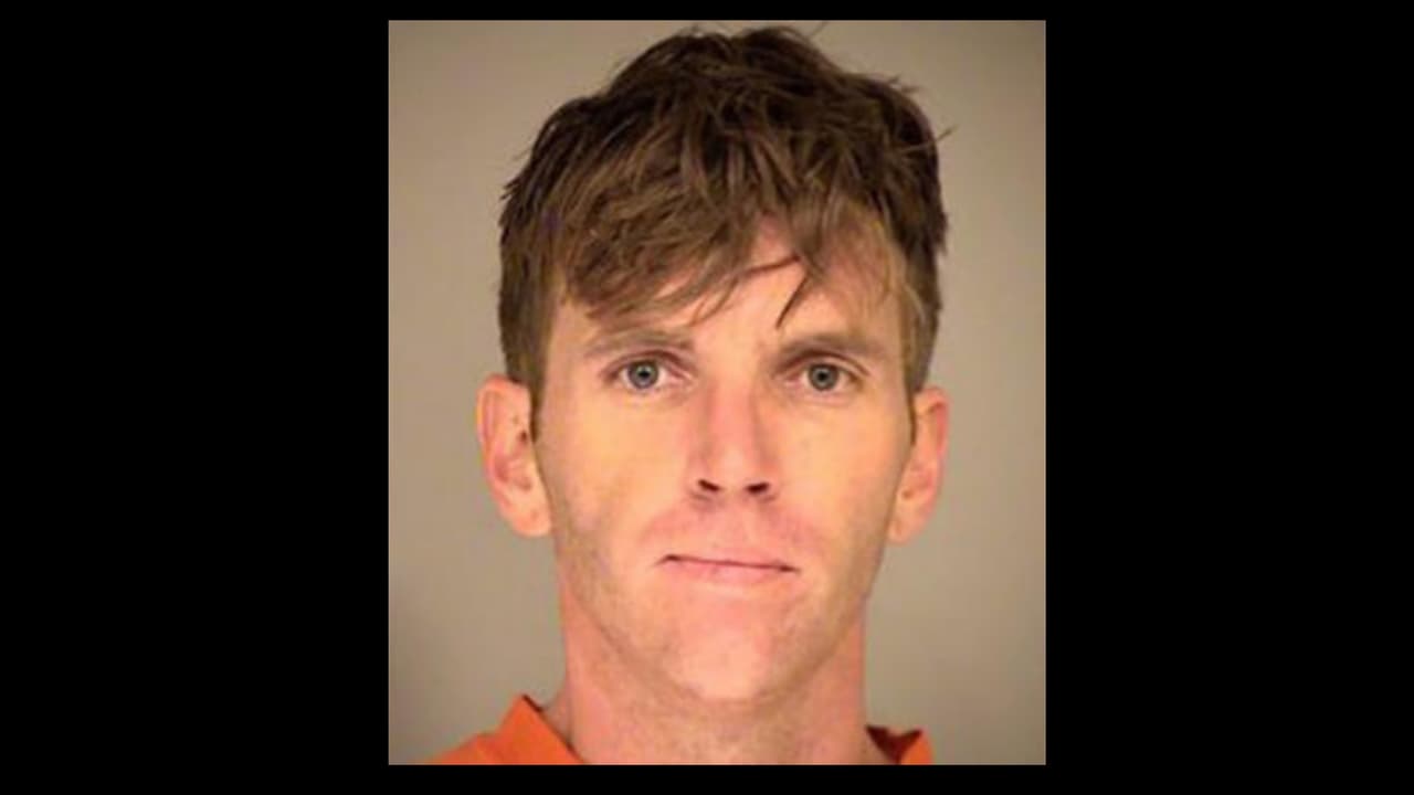 Un hombre usa crucifijo para atacar a varias personas en la calle en California