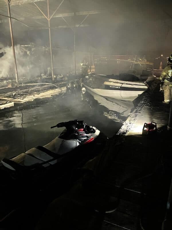 Según los reportes, los agentes lograron extinguir rápidamente el fuego; sin embargo, las llamas destruyeron cuatro botes y dos motos acuáticas.