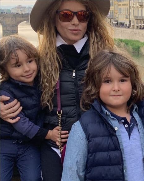 Y es que parece que ‘el tiempo’ vuela, pues Paulina se convirtió en mamá por primera vez en mayo de 2010, después de tres años de matrimonio con el empresario español Nicolás ‘Colate’ Vallejo-Nájera.