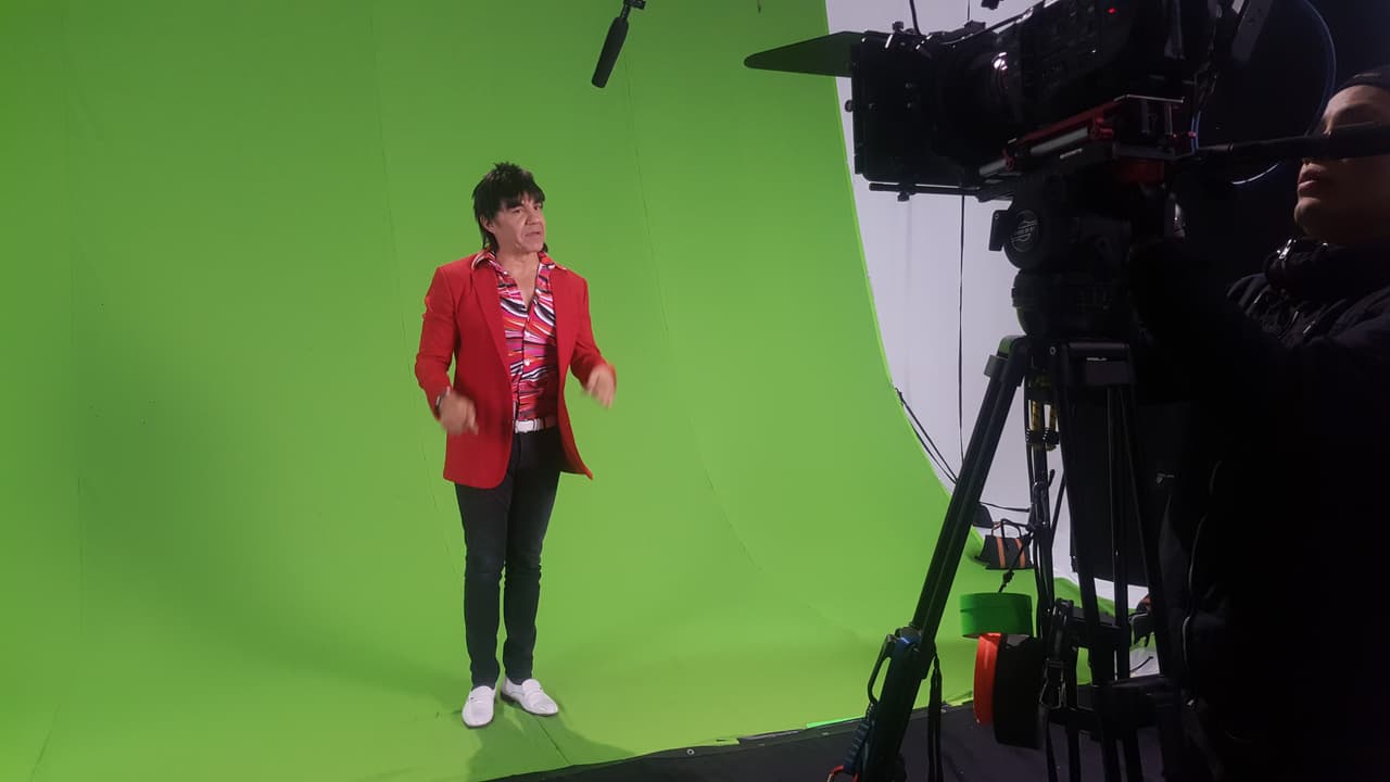 Para las grabaciones El Vitor lució muy elegante, con jeans oscuros, blazer rojo, camisa de distintos colores, zapatos blancos y como accesorio un cintutón. 
<br>