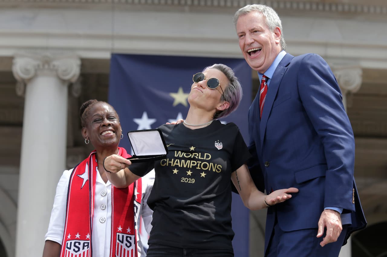 La cocapitana Megan Rapinoe posó junto al alcalde de Nueva York, Bill de Blasio, y su esposa Chirlane McCray, después de que le fue entregada una llave de la ciudad, durante el acto.