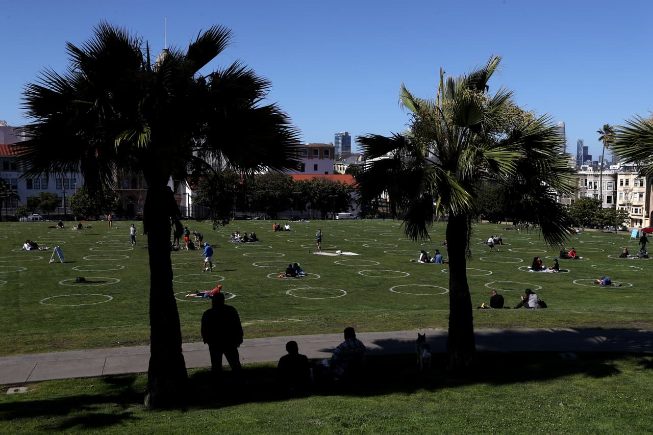 En San Francisco continúa vigente un toque de queda que limita las actividades al aire libre y obliga a los residentes a usar cubrebocas cuando se encuentren en público y no puedan mantener al menos seis pies de distancia con otras personas.