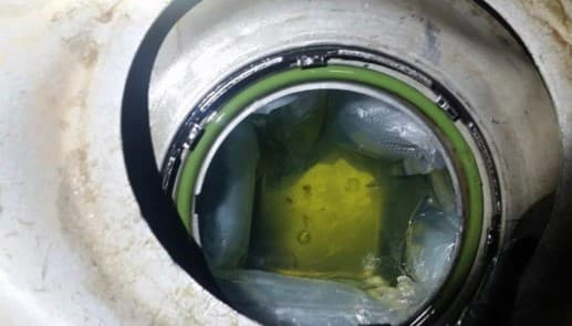 ¿Dónde intentaban traficarla? La droga estaba escondida en el tanque de gasolina de un vehículo.