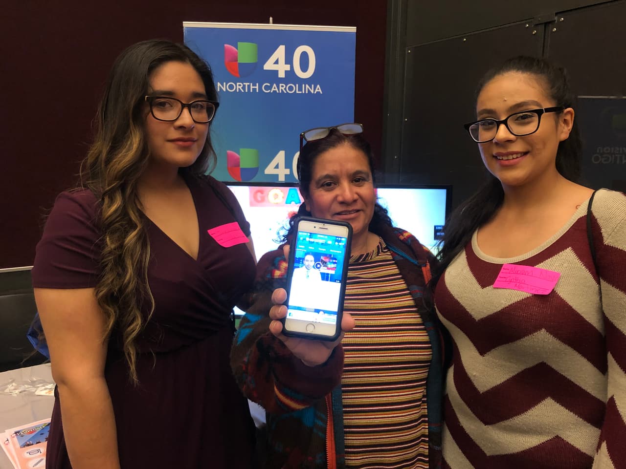Estudiantes descargan la APP de Univision 40 North Carolina durante el Hispanic Education Summit 2019
