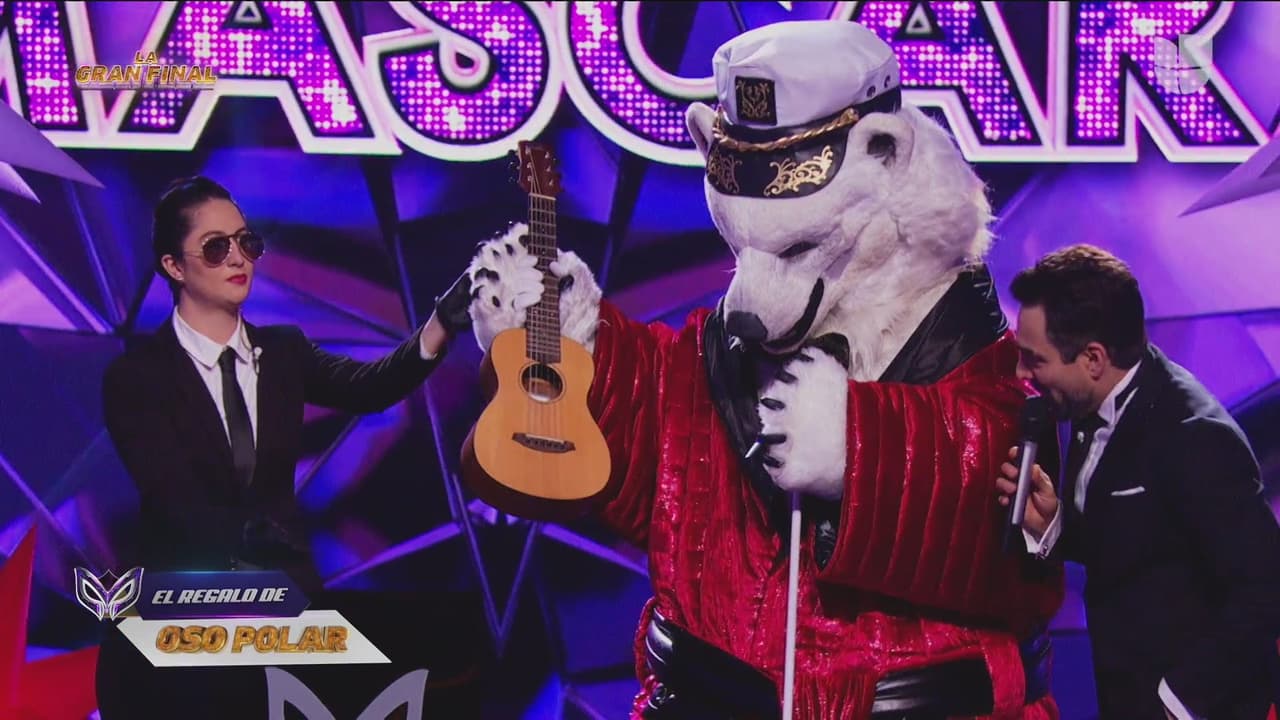 Él eligió regalarles a los ‘investigadores’ una guitarra de viaje, que tiene mucho significado en su vida, porque lo ha acompañado por mucho tiempo.