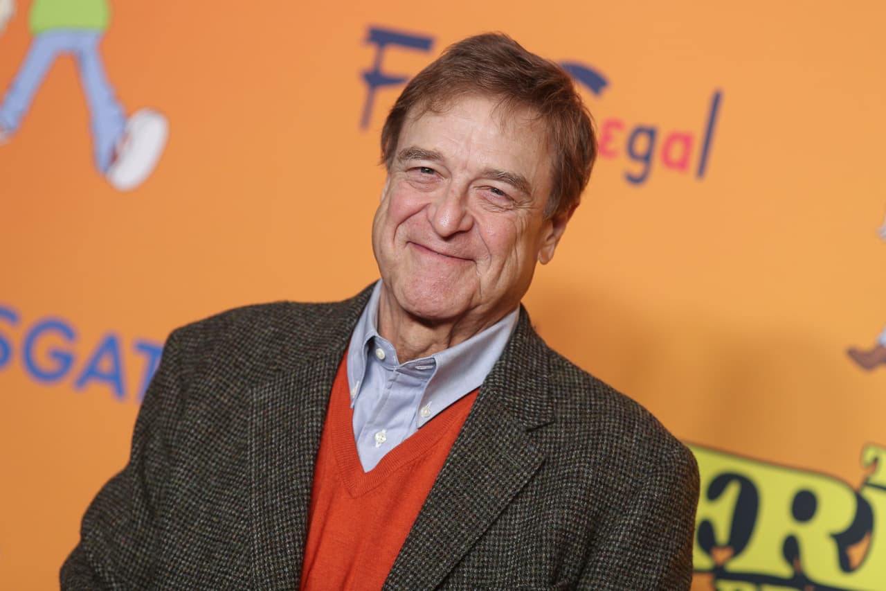 Goodman ha tenido una larga carrera en Hollywood, con apariciones destacadas en ‘The Artist’, ‘Extremely Loud & Incredibly Close’, ‘The West Wing’, ‘Argo’, ‘The Hangover Part III’ y en la 
<a href="https://vix.com/es-es/detail/video-4237925?utm_medium=internal_referral&utm_source=univision&utm_campaign=evergreen&utm_content=ed_entertainment&utm_term=slideshow" target="_blank">película ‘10 Cloverfield Lane’ (que puedes ver en ViX+, el servicio de streaming premium de ViX).</a>