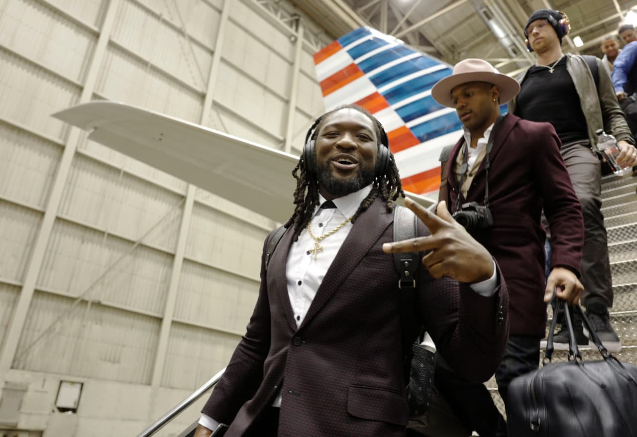 LeGarrette Blount, corredor del equipo, saludando a su llegada.