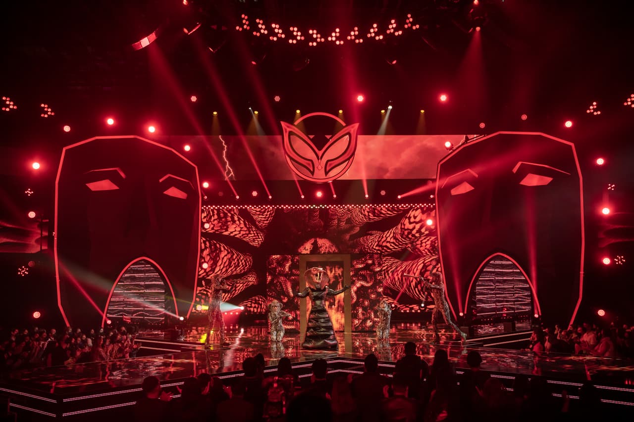 Decidido a probar esto, subió al escenario para cantar un rock ‘n’ roll al ritmo de ‘Trouble’ y logró impresionar a los investigadores. 
<br>
<br>Yuri pensó que Sergio Sendel está detrás de su máscara, Juanpa Zurita creyó que es David Zepeda, Galilea Montijo se decantó por Luis Roberto Guzmán y Carlos Rivera sintió que podría tratarse de su excompañero en ‘El Rey León’, Flavio Medina.