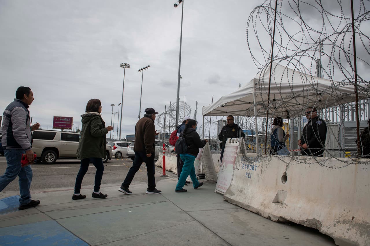 El cierre será efectivo a partir de la medianoche de este viernes 20 de marzo. Oficiales con La Oficina de Aduanas y Protección Fronteriza de los Estados Unidos (CBP) dirigen a los que intentan cruzar a los Estados Unidos horas antes.
<br>