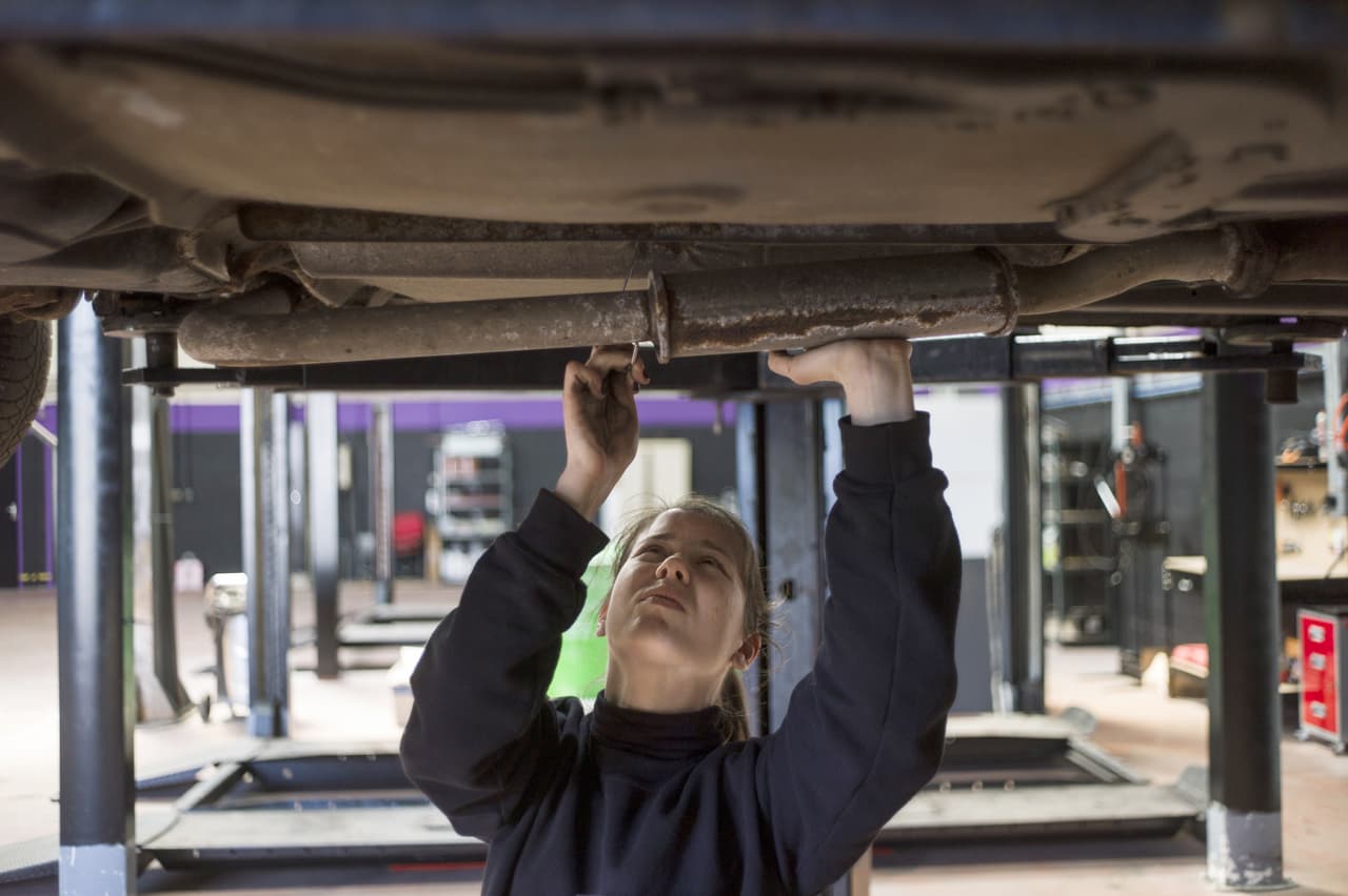 3. 
<b>Visita al mecánico al menos una vez al año</b>
<br>Al igual que vamos al médico una vez al año para hacernos un exámen físico general, hay que visitar al mecánico como mínimo una vez al año para hacer una revisión general de los sistemas del vehículo.