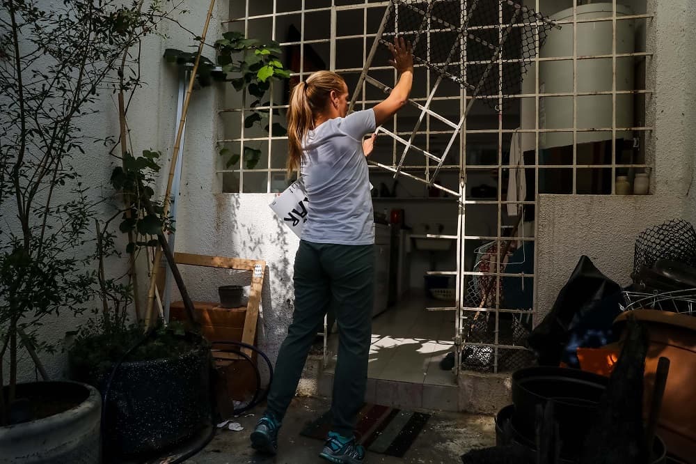 "No sé por qué vinieron, porque ellos ya sabían, el régimen, la dictadura, que Leopoldo no estaba aquí en la casa. Leopoldo fue liberado de forma constitucional, de forma legal la madrugada de ayer salió de la casa rodeado de la Fuerza Armada Nacional y del Sebin", agregó la esposa de Leopoldo.