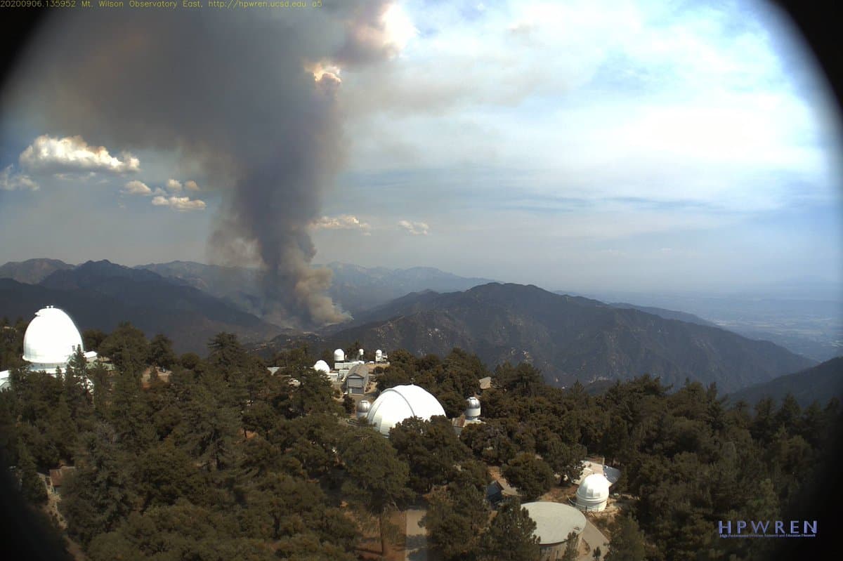 Esta imagen fue tomada el 6 de septiembre, hace solo 9 días. En ella se aprecia el humo del Bobcat fire a distancia. Sin embargo este martes por la tarde las llamas ya se encuentran a 500 pies del observatorio.